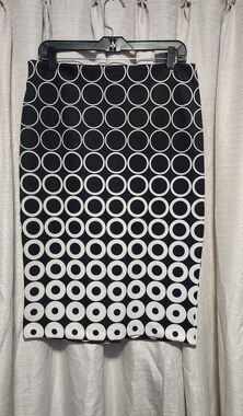 Womens size 10 geometric print pencil skirt featuring a black and white circles